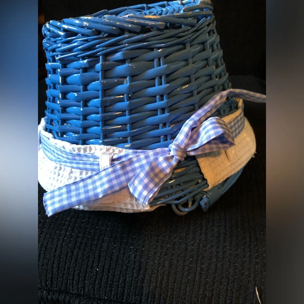 10936 VINTAGE Blue Wicker Basket With White Basket Liner Gingham Bows